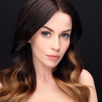 Soneczne ombre, naturalne  uczesanie dugich wosw. Portret kobiety z piknymi dugimi wosami na czarnym tle